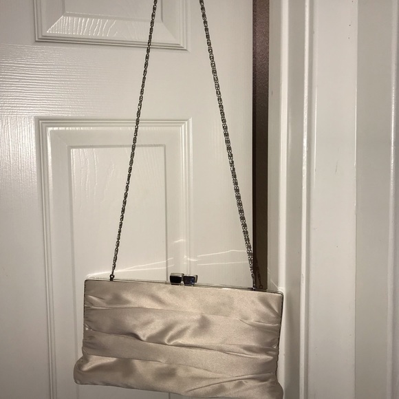Satin ivory purse with chain - Picture 1 of 5